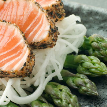 Grilled Salmon with Asparagus & Onions